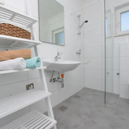 Apartmán In Mit Grill Und Garten Pakoštane